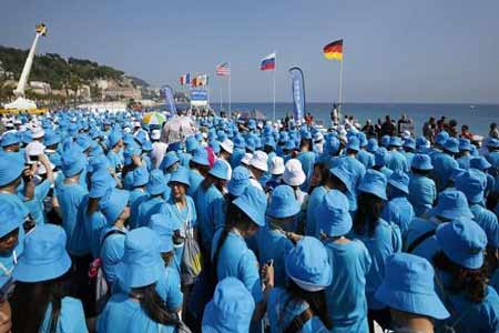 ثري يصطحب 6 آلاف من موظفيه في عطلة